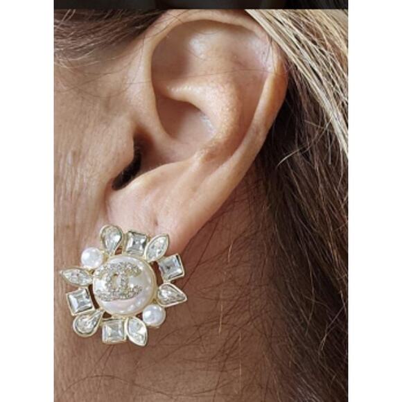 Gold CHANEL Pearl and Crystal Interlocking-C Stud Earrings 24C (CHXX029) - Picture 9 of 11